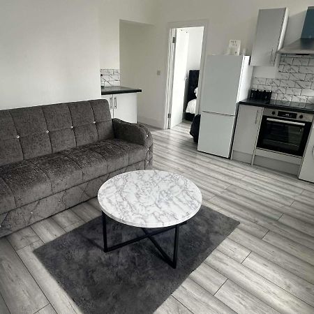 Luton Town Centre Apartment Exterior photo