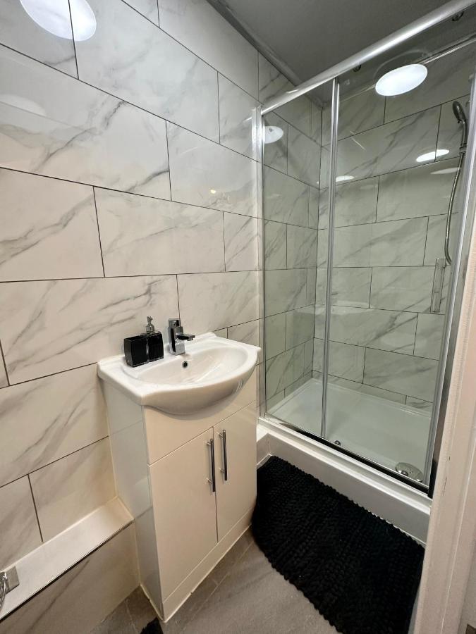 Luton Town Centre Apartment Exterior photo
