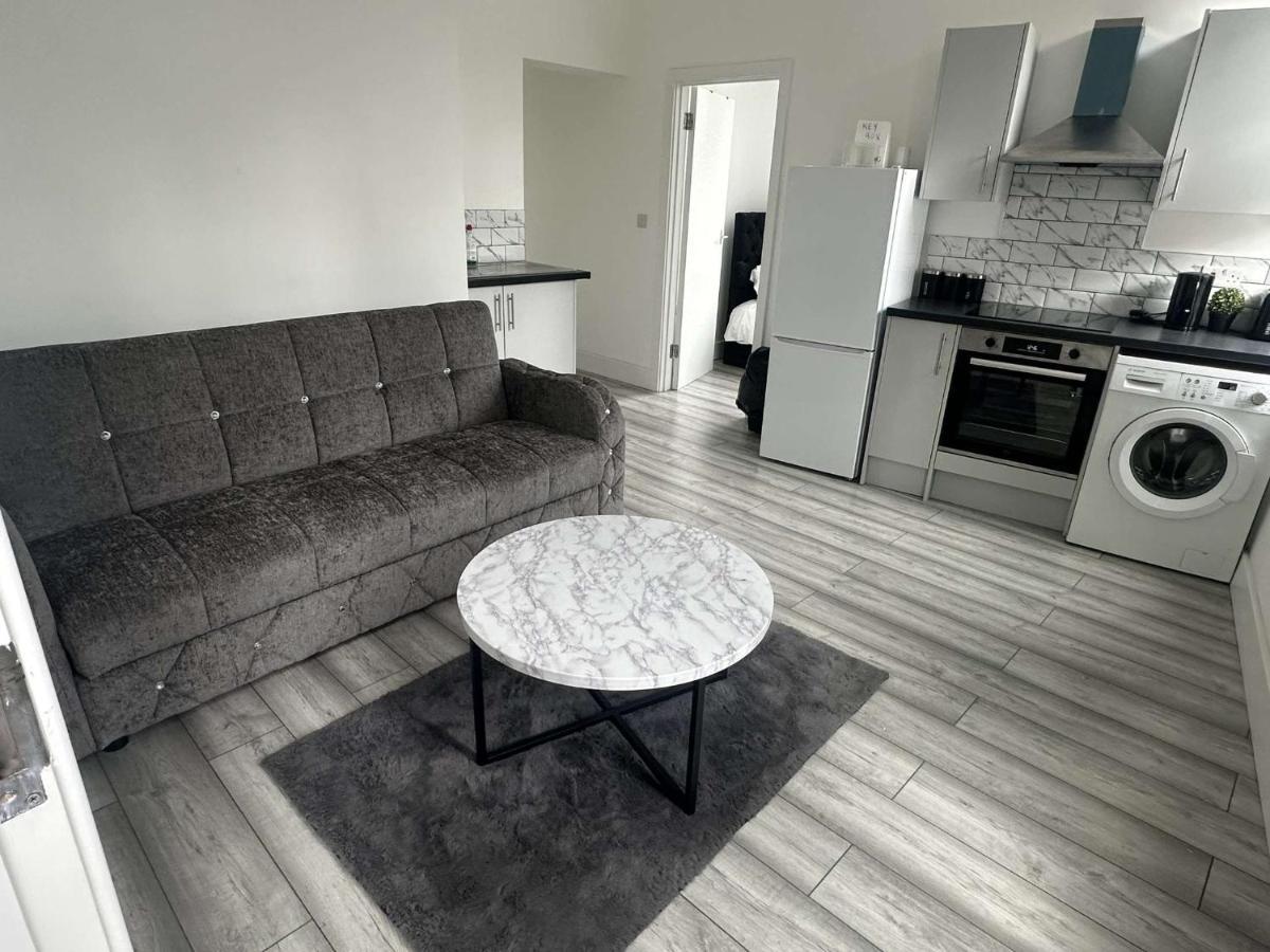 Luton Town Centre Apartment Exterior photo
